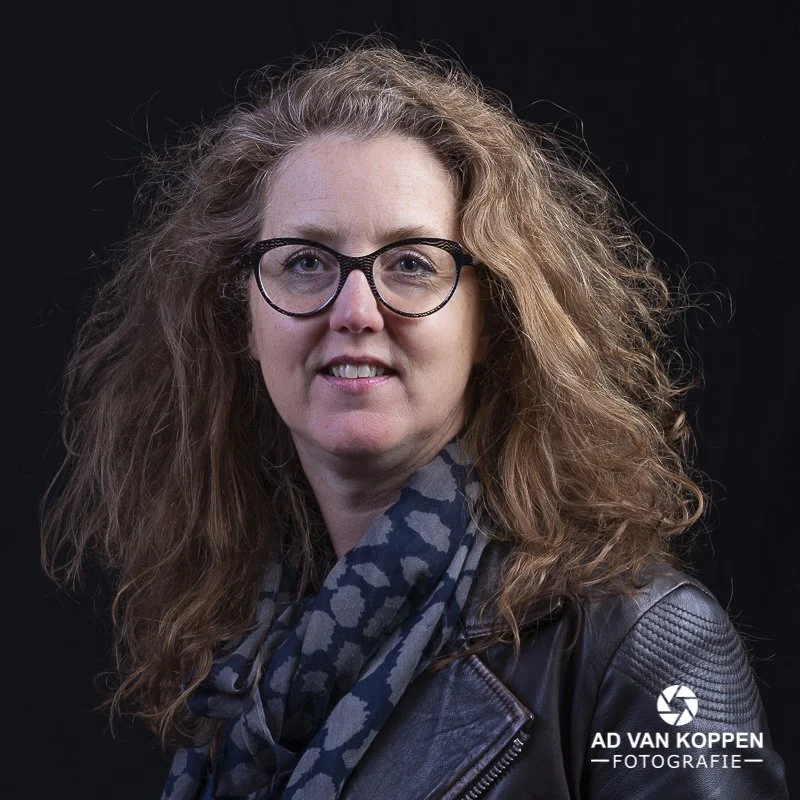 Zakelijke Portretfoto van Lidie. Zakelijke Portretfoto. Professionele profielfoto. Profielfoto voor LinkedIn, Facebook, Instagram en website. Foto is gemaakt door Fotograaf uit Barendrecht Ad van Koppen.