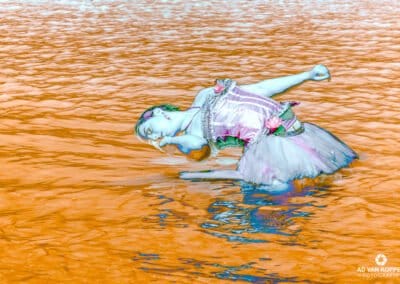 Model Aisha Teunissen in het water