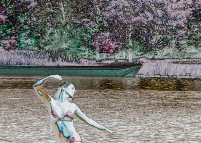 Model Elise Nauws in het water