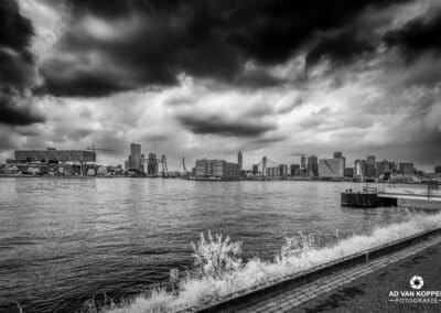 De Skyline van Rotterdam gefotografeerd in infrarood en zwart-wit bewerkt. Je ziet de Hef, Erasmusbrug en de Erasmusbrug.