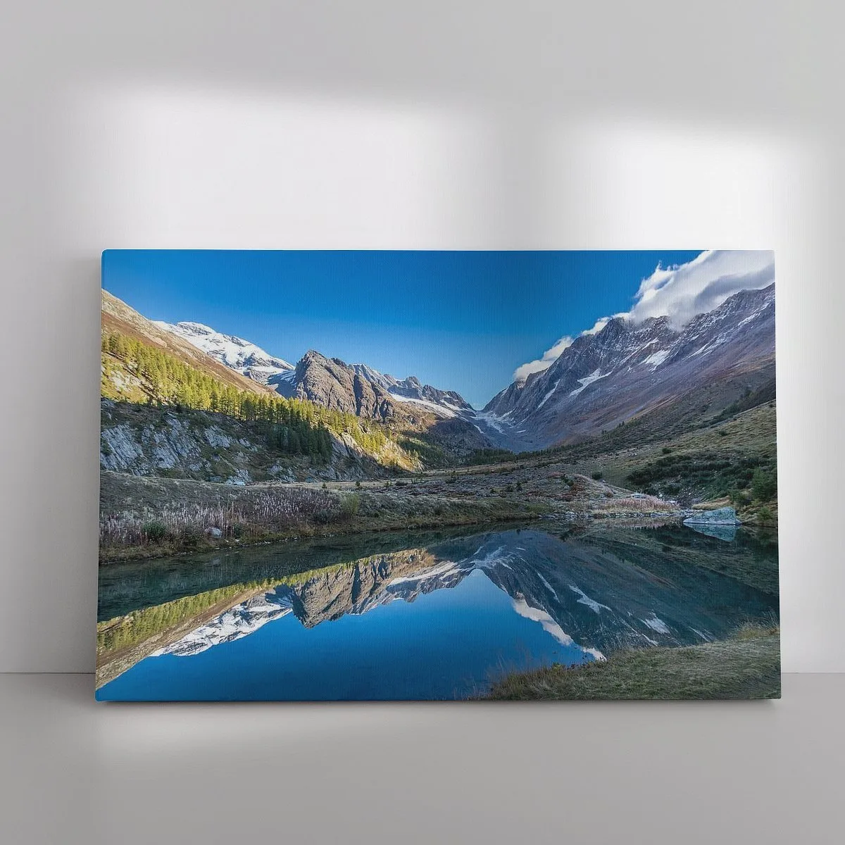 Grundsee met weerspiegeling van de bergen in het Lötschental Grundsee met weerspiegeling van de bergen in het Lötschental